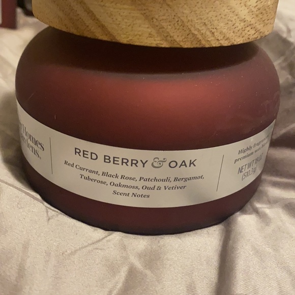 NEW BHG Red Berry Oak 2 Wick 18oz Candle - Picture 2 of 5